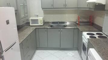 Full-size fridge, microwave, oven, stovetop