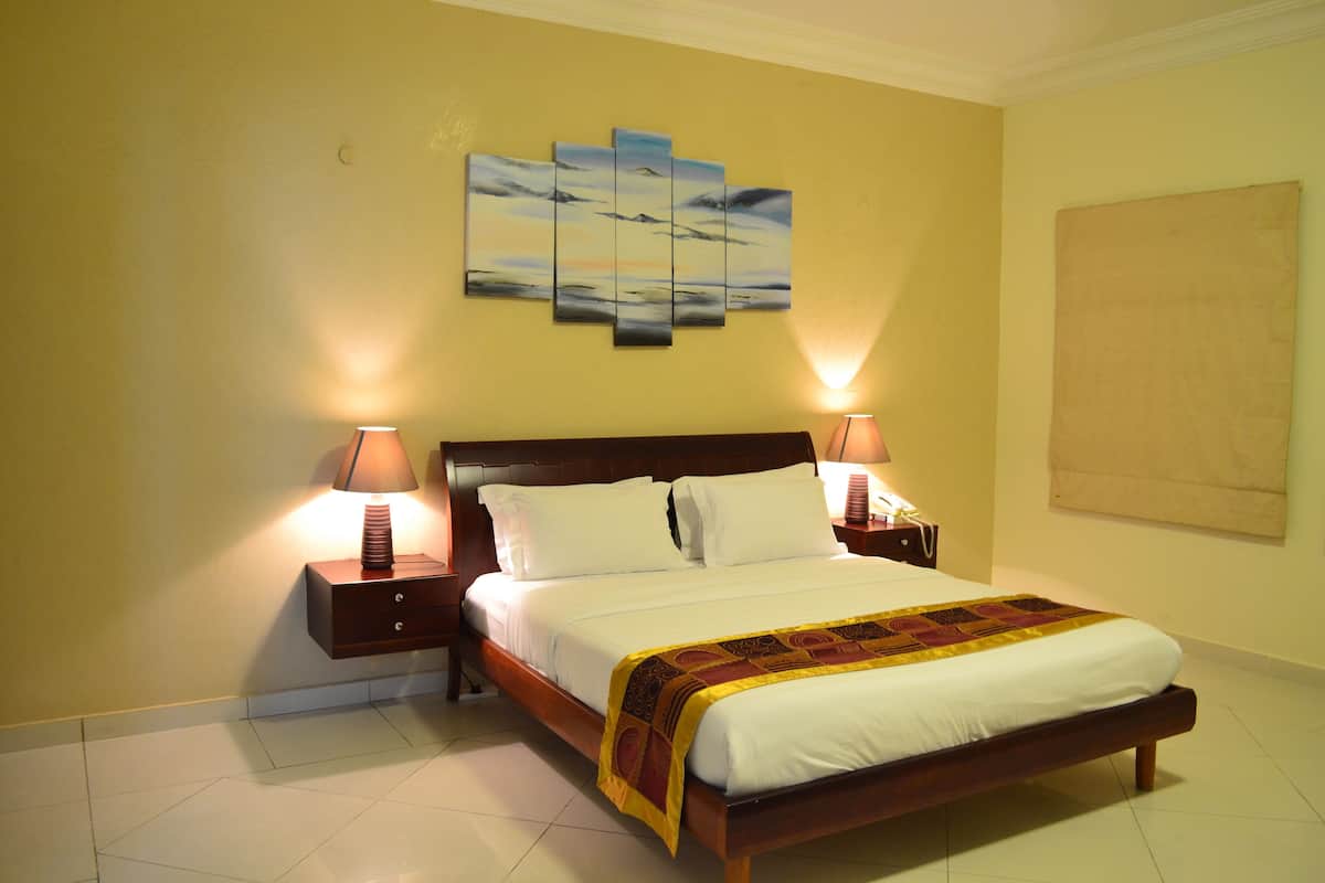 Deluxe Suite, 1 Bedroom | 1 bedroom, WiFi (free), bed sheets