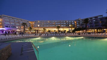 Seasonal outdoor pool, pool umbrellas, sun loungers