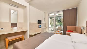 Classic Room with Balcony (extra bed) | Bàn, màn/rèm cản sáng, nôi (giường cho trẻ sơ sinh) miễn phí