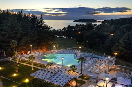 Seasonal outdoor pool, pool umbrellas, pool loungers. Hotel Mediteran Plava Laguna