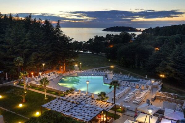 Piscine extérieure (ouverte en saison), parasols de plage