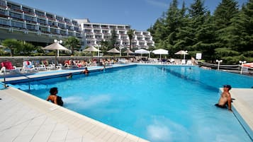 Piscina stagionale all'aperto, ombrelloni da piscina, lettini