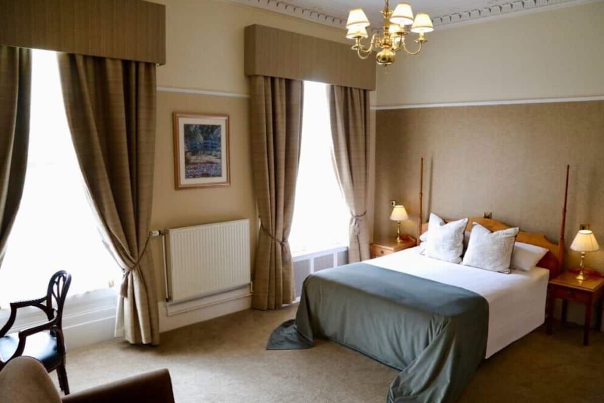 Classic Double Room | Bathroom | Free toiletries, hair dryer, towels