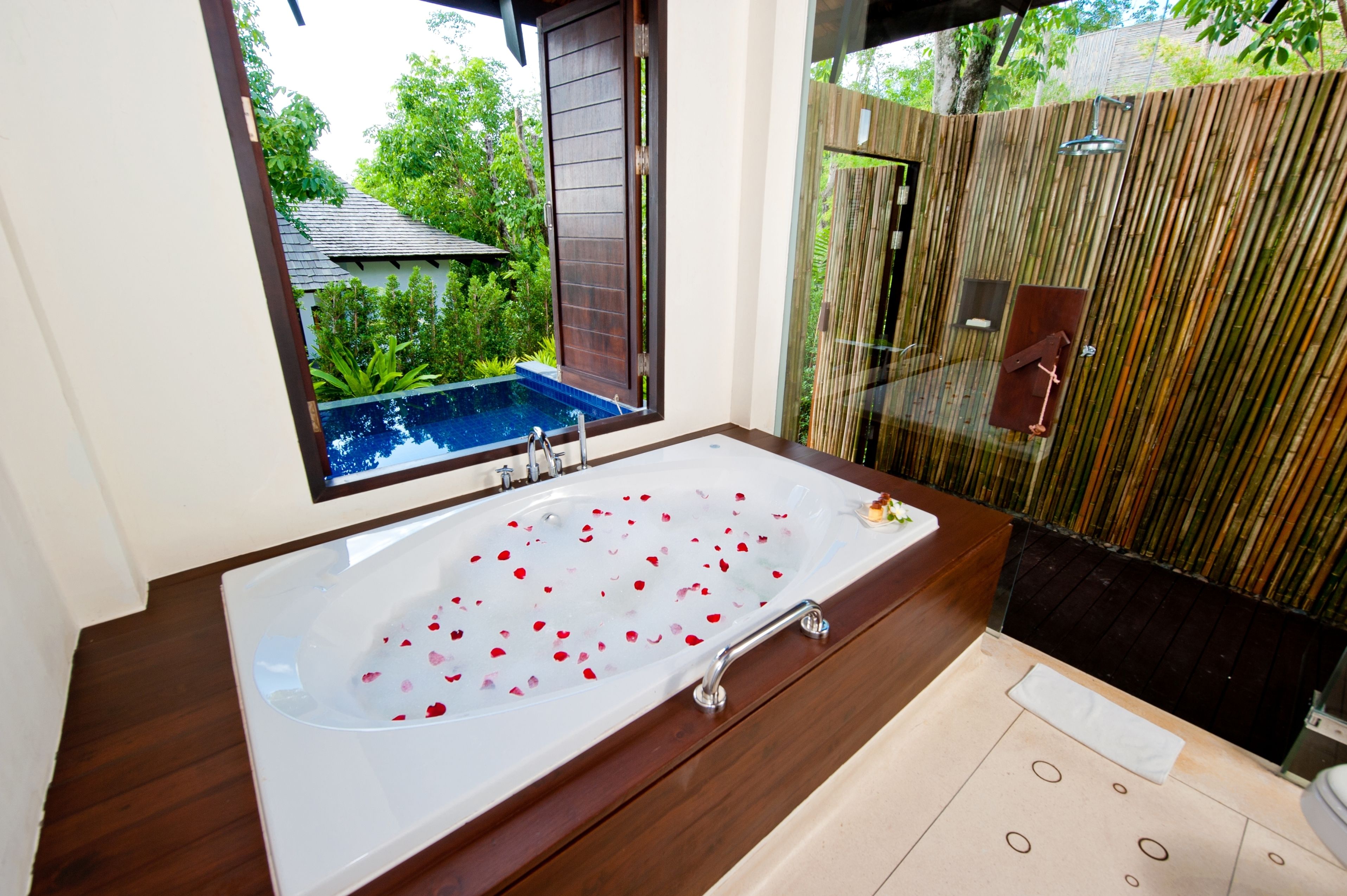 deluxe pool villa | deep-soaking bathtub