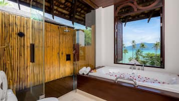 Deluxe Seaview Villa | 浴室 | 獨立浴缸和淋浴設備、淋浴花灑、環保盥洗用品、吹風機