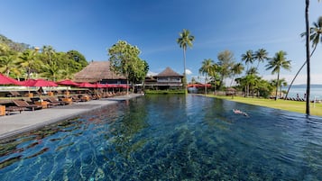 Kolam renang outdoor, dengan payung kolam renang dan kursi berjemur