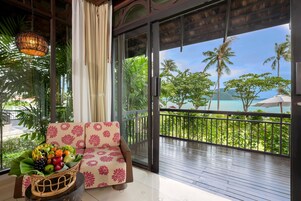 Deluxe Beachfront Villa | Terrace/patio