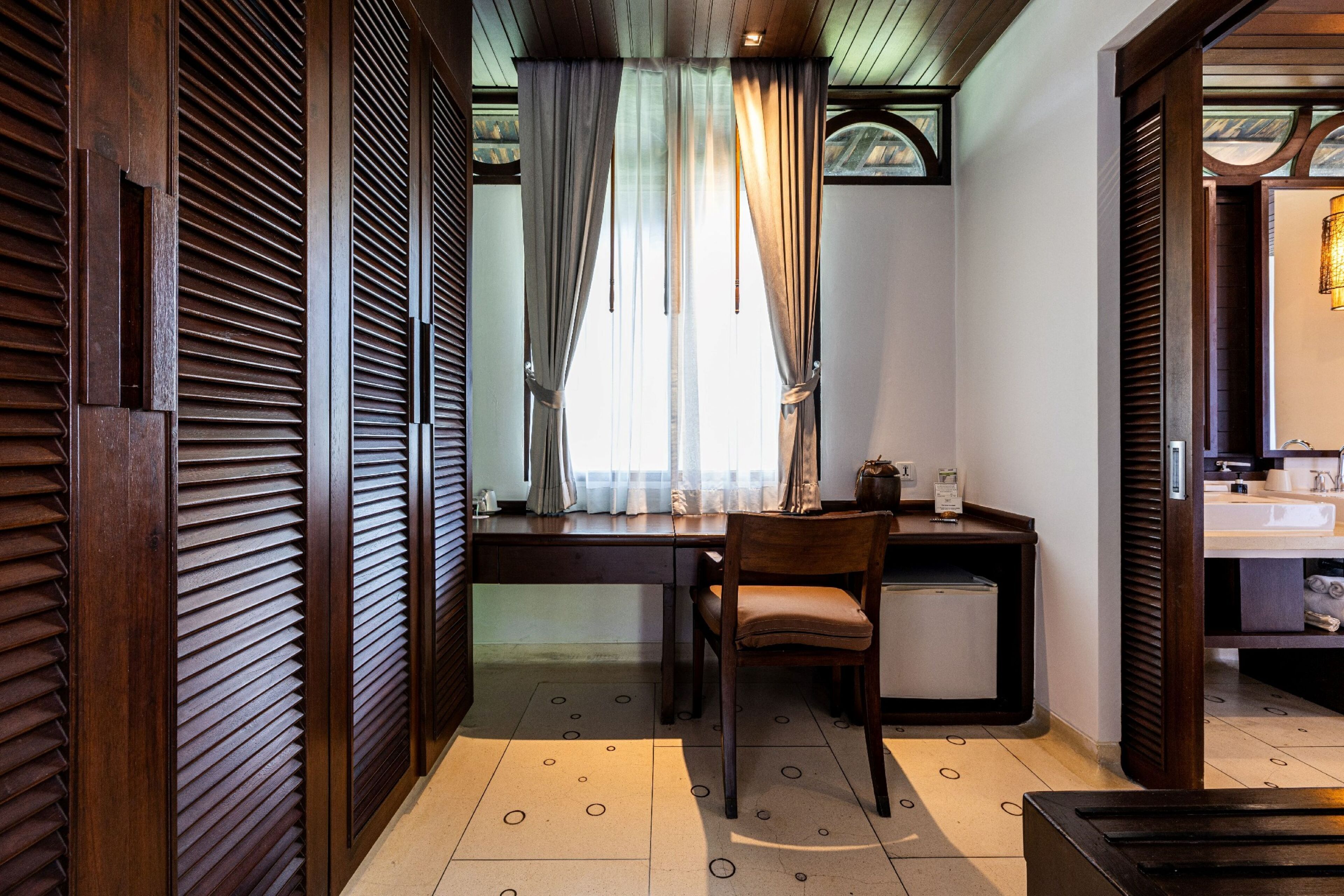 2 bedrooms, in-room safe, desk, blackout curtains