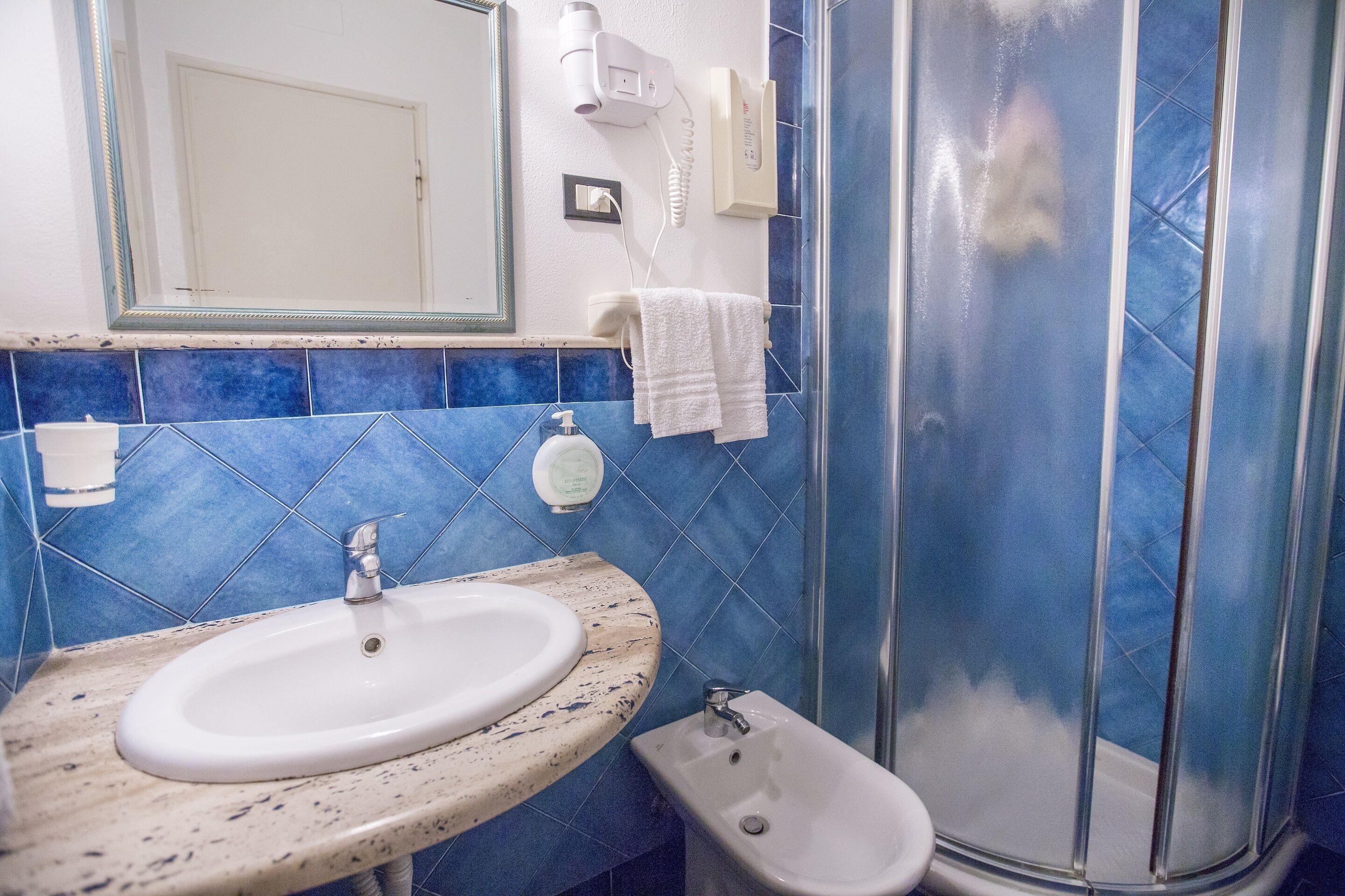 shower, rainfall showerhead, free toiletries, hair dryer