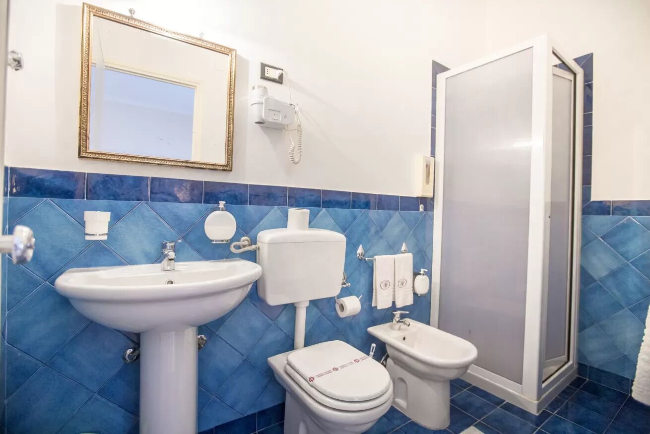 triple room | bathroom | shower, rainfall showerhead, free toiletries, hair dryer