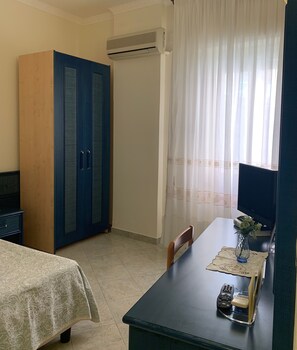 Single Room | Minibar, in-room safe, desk, blackout drapes