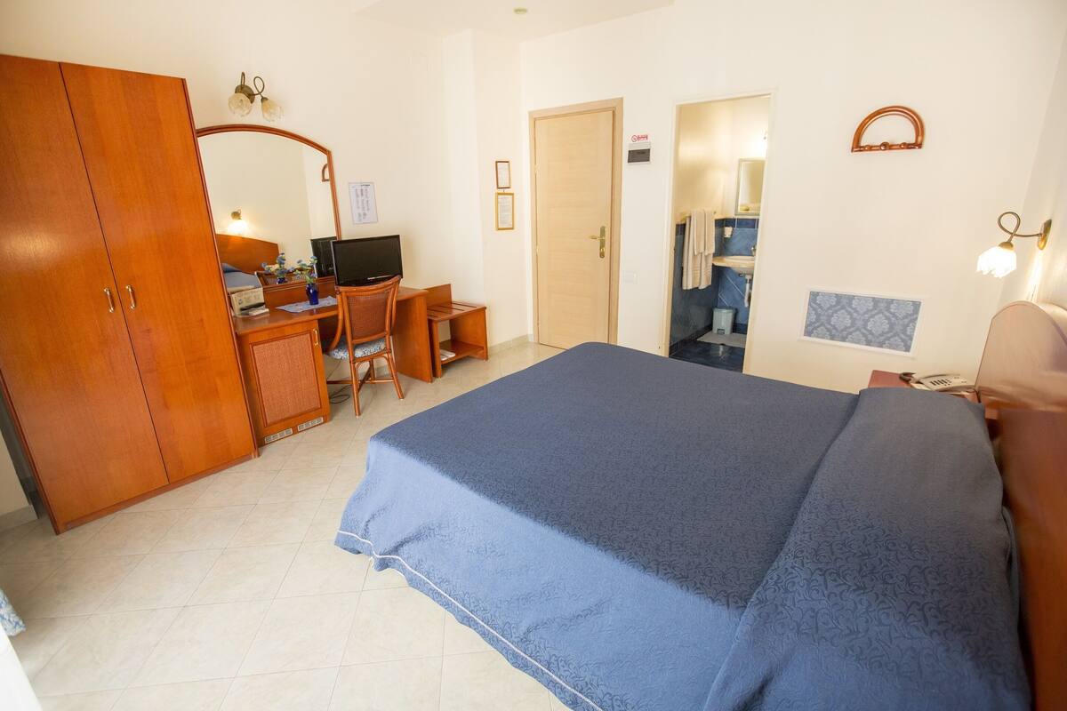 Standard Room, 1 Bedroom, Balcony | Minibar, in-room safe, desk, blackout drapes