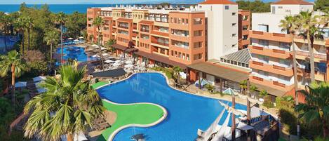 Indoor pool, 2 outdoor pools, pool loungers