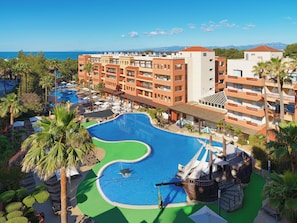Una piscina techada, 2 piscinas al aire libre