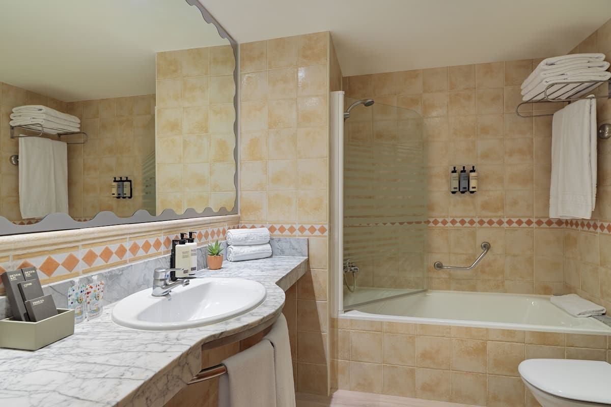 combined shower/bathtub, eco-friendly toiletries, hair dryer, bidet