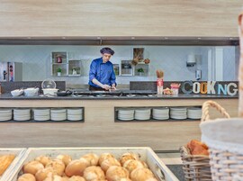 Desayuno buffet diario (EUR 20 por persona)