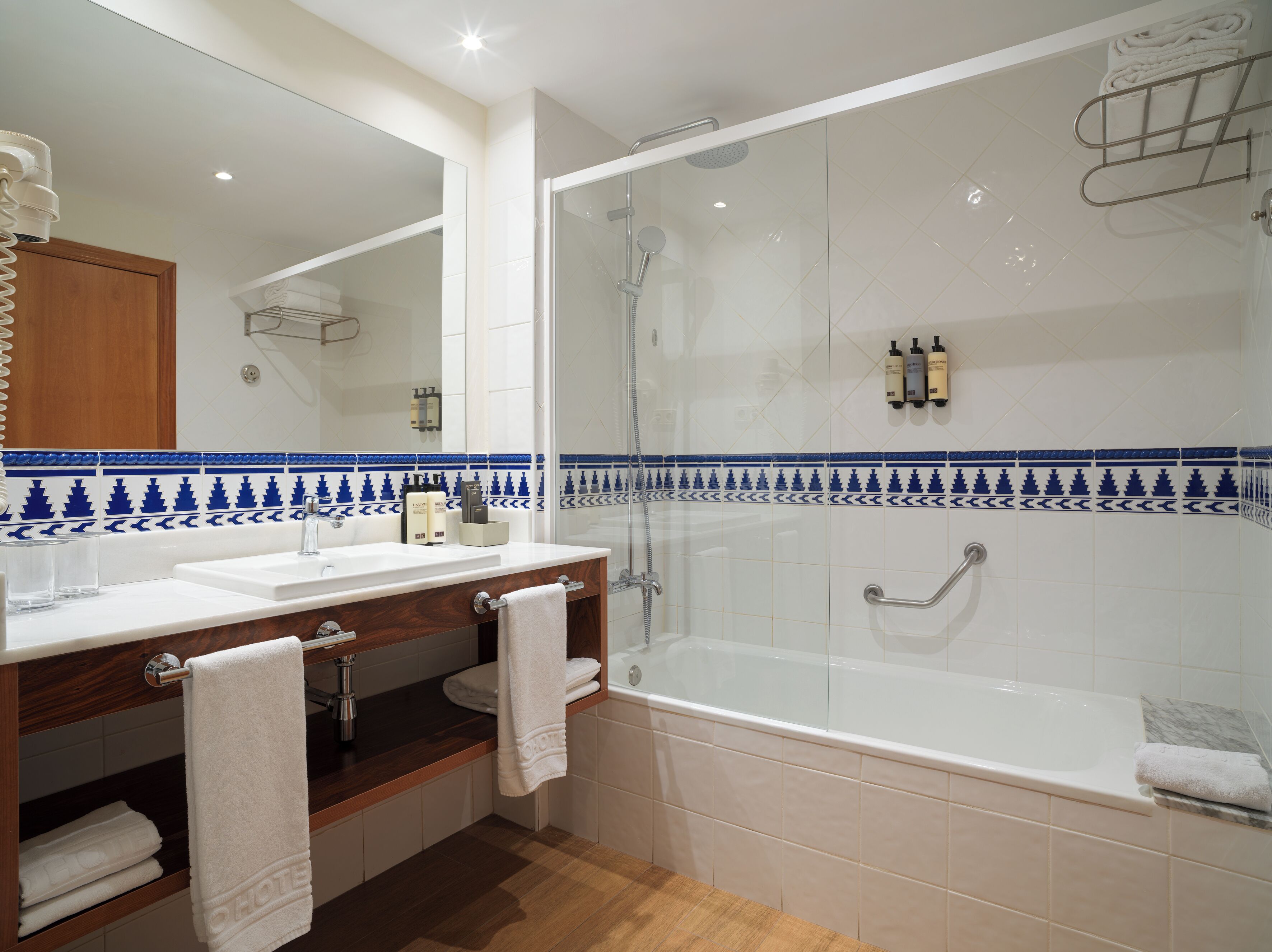 combined shower/bathtub, eco-friendly toiletries, hair dryer, bidet