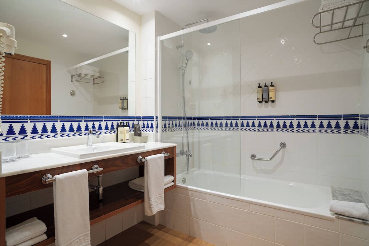 combined shower/bathtub, eco-friendly toiletries, hair dryer, bidet