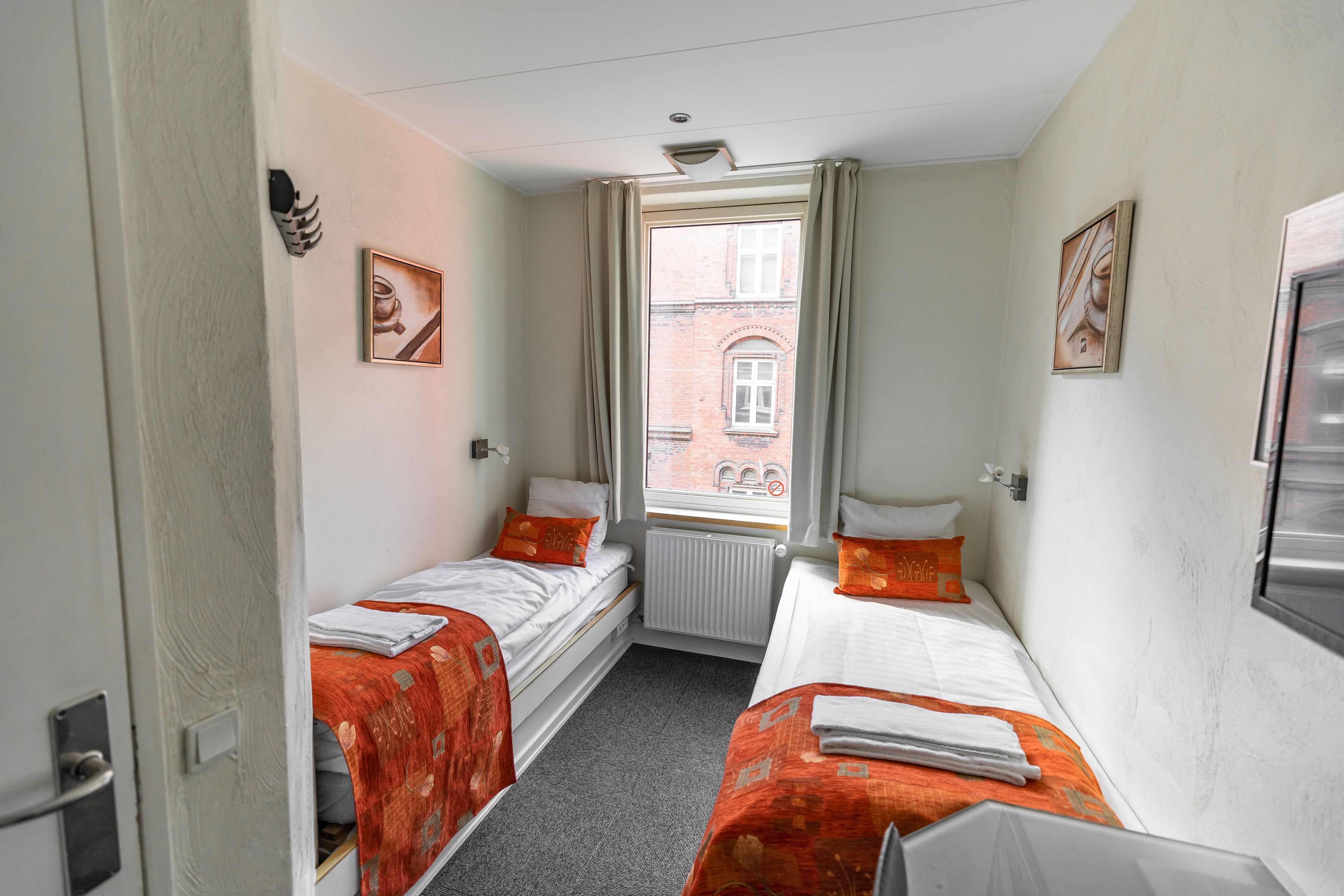 Ropa de cama hipoalergénica, escritorio y tabla de planchar con plancha 