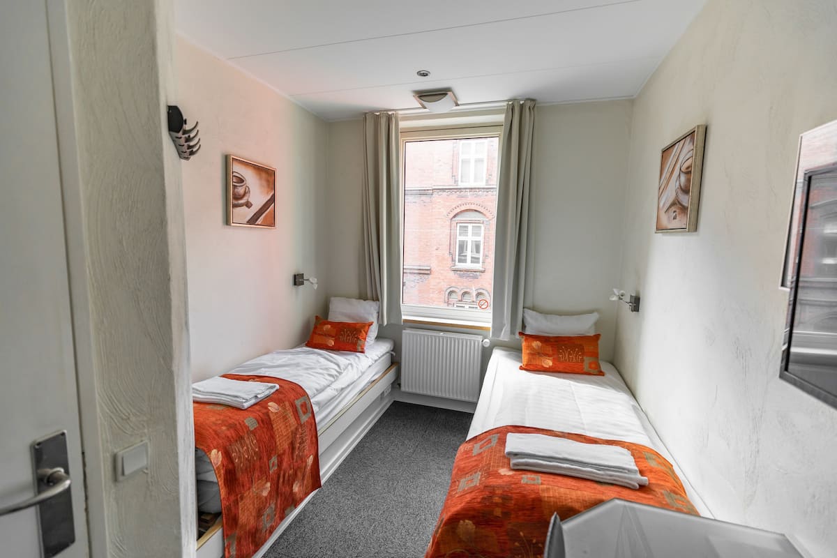 Ropa de cama hipoalergénica, escritorio y tabla de planchar con plancha