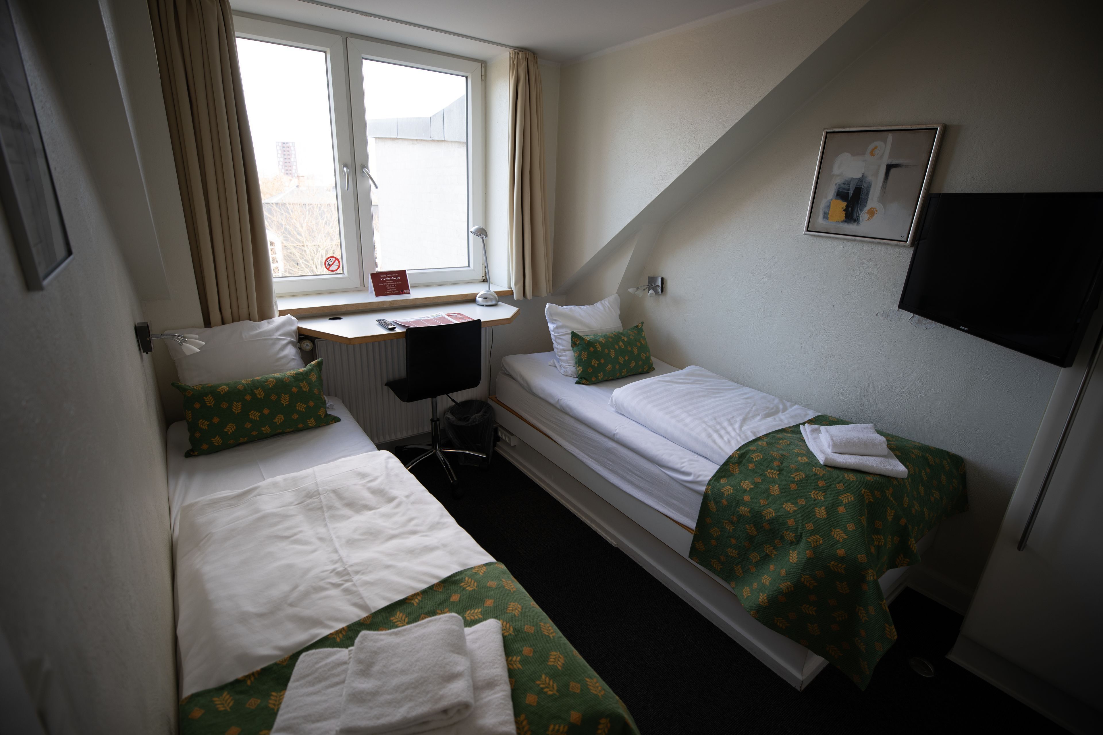 Ropa de cama hipoalergénica, escritorio y tabla de planchar con plancha 