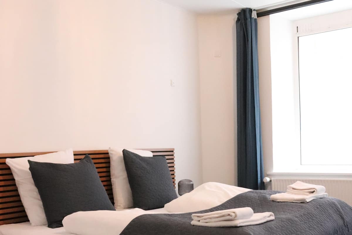 Double Room | Hypo-allergenic bedding, desk, iron/ironing board, free WiFi