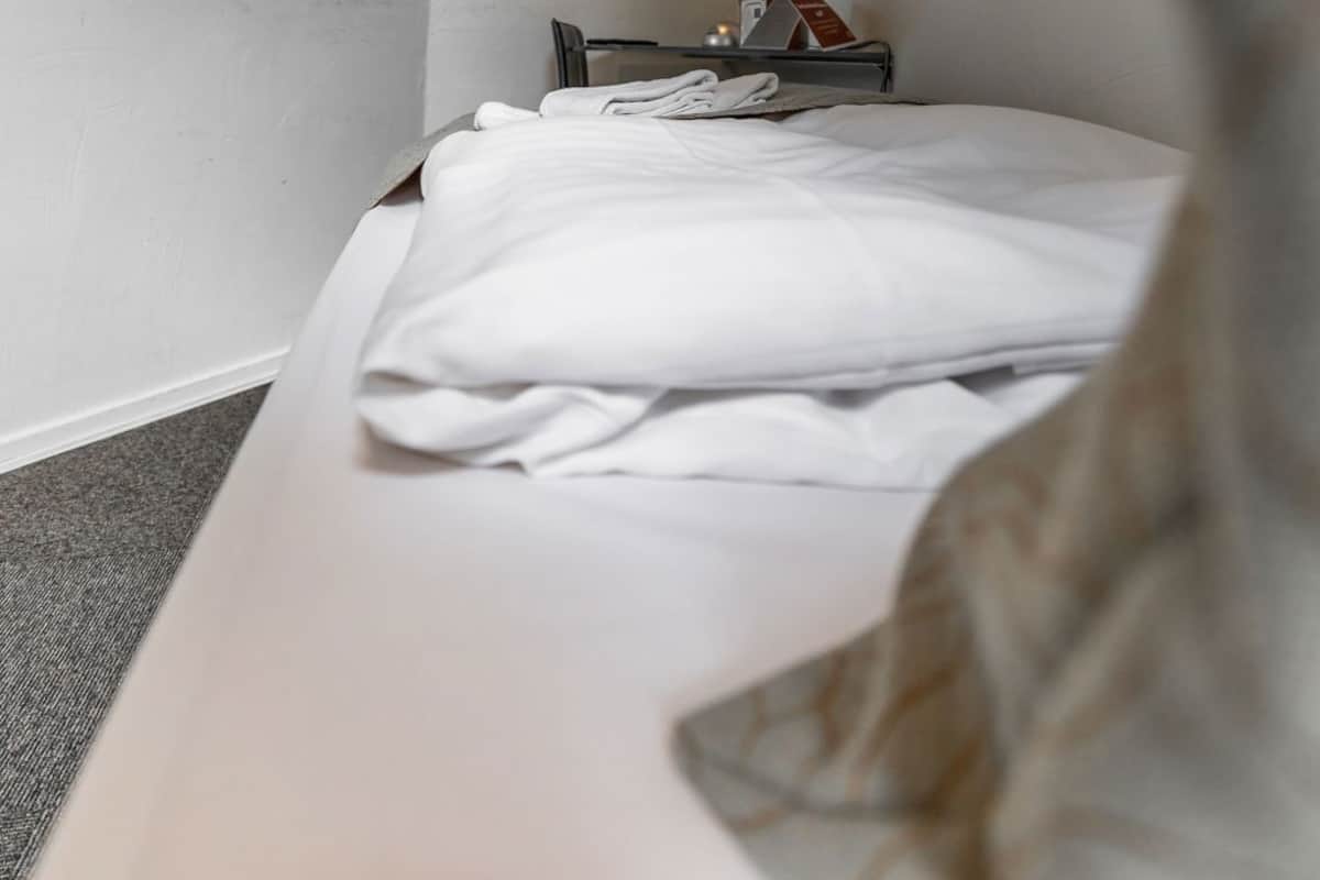 Ropa de cama hipoalergénica, escritorio y tabla de planchar con plancha