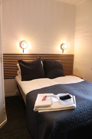 Ropa de cama hipoalergénica, escritorio y tabla de planchar con plancha