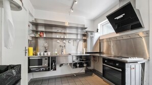 Une cuisine moderne équipée d’appareils électroménagers en acier inoxydable, d’un four à micro-ondes et d’un four encastré.