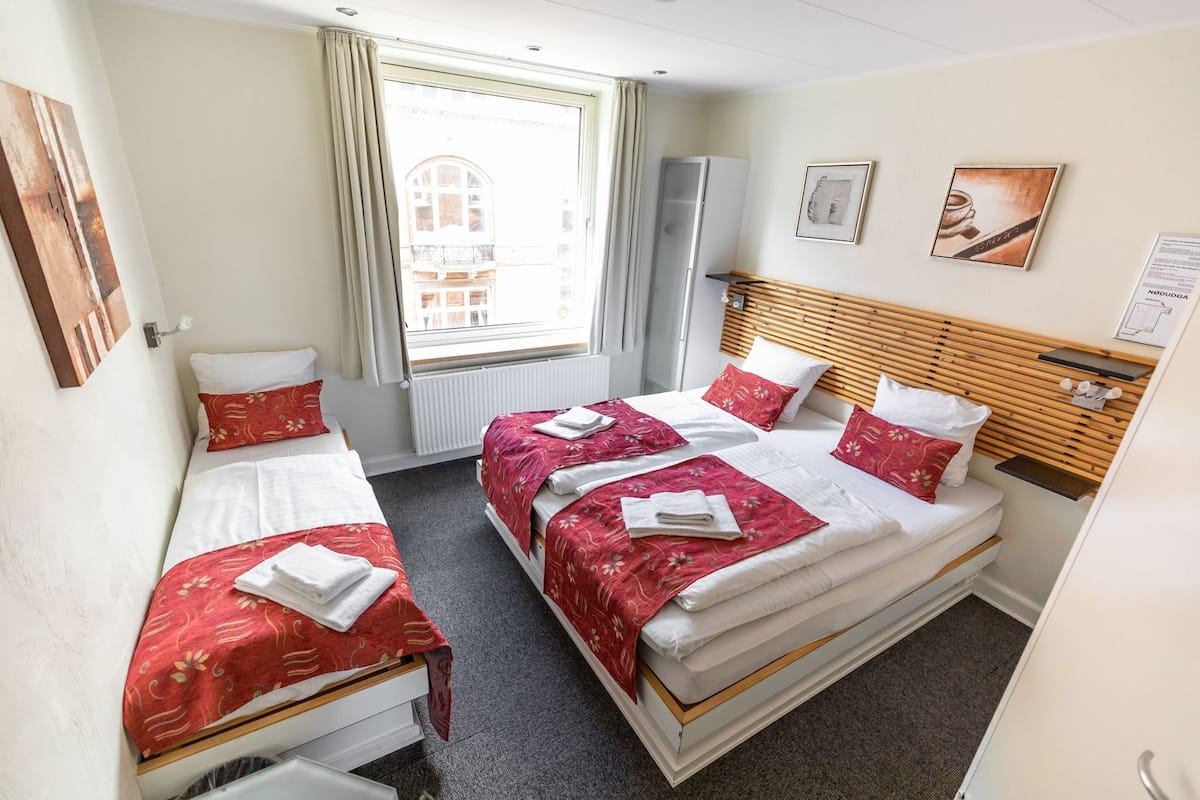 Ropa de cama hipoalergénica, escritorio y tabla de planchar con plancha