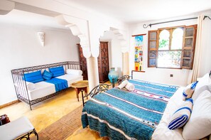 Colchones con pillow-top y caja de seguridad en la habitación 