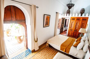 Pillow-top beds, in-room safe, individually decorated - Hôtel & Spa Riad Dar El Aïla (Marrakech)