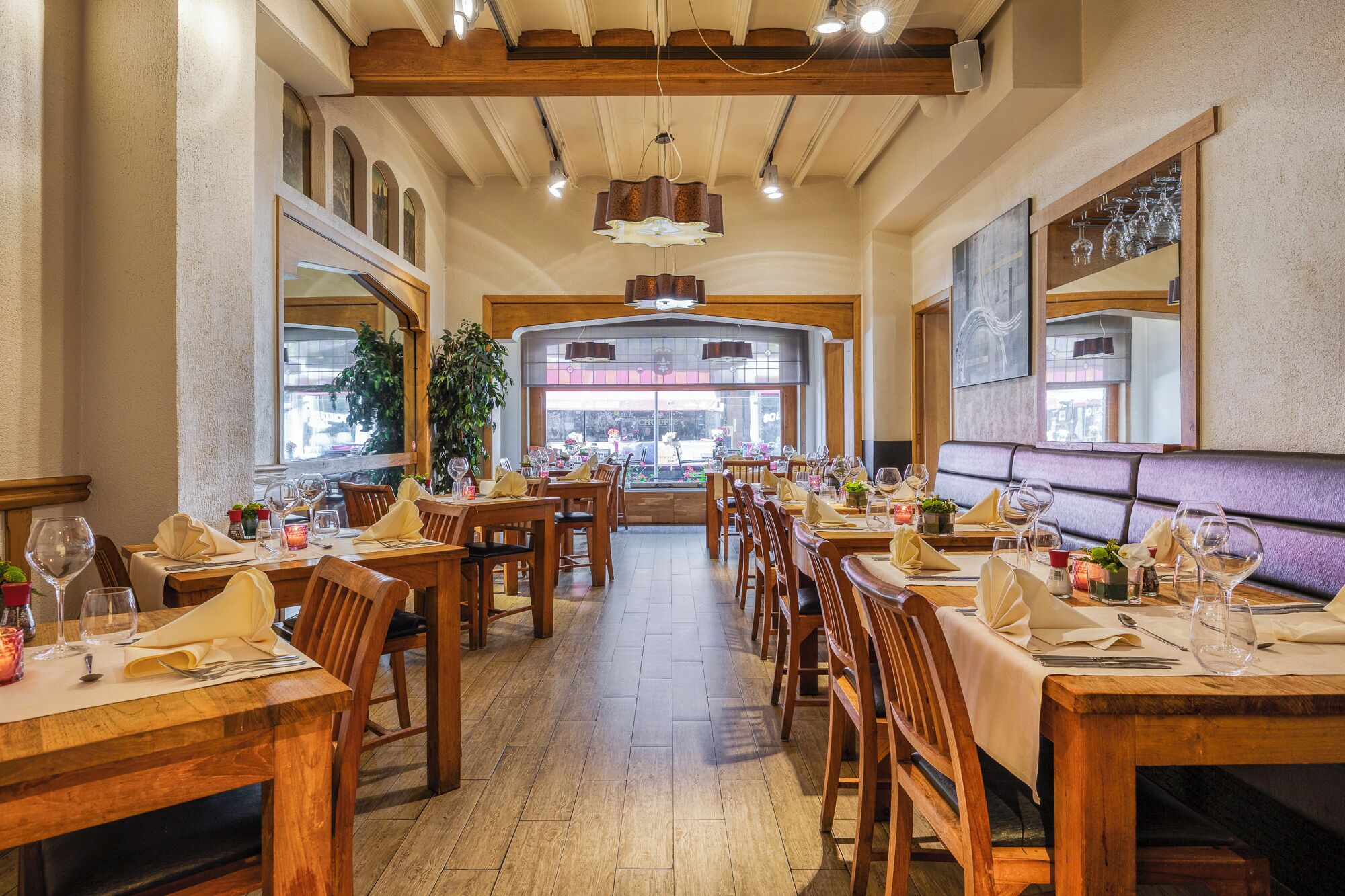 2 restaurants, lunch served