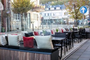 2 间餐厅，供应午餐