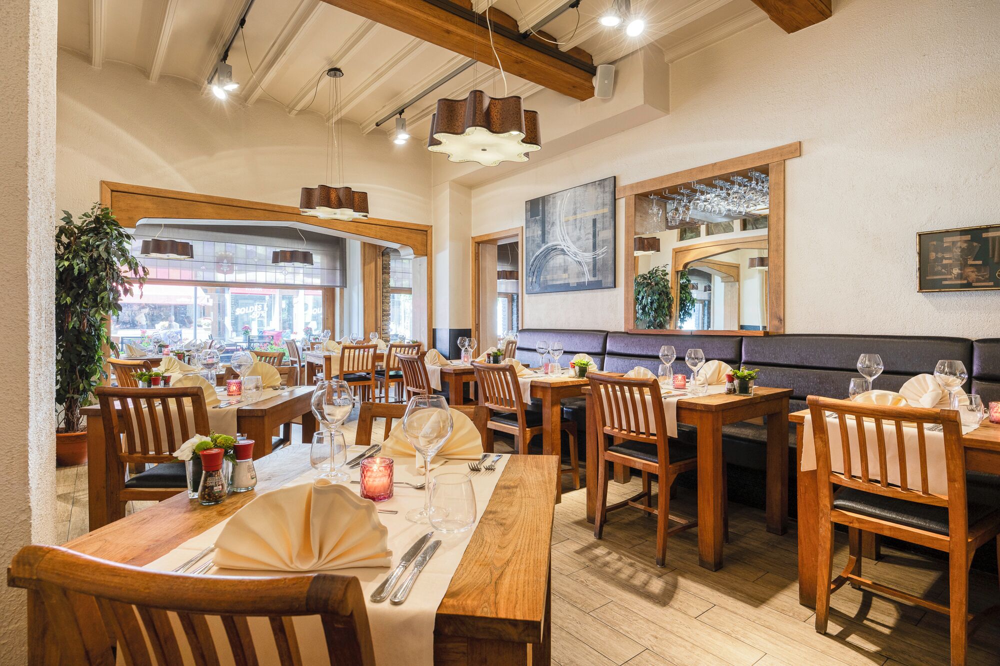 2 restaurants; lunch and dinner served