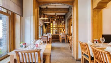2 restaurants, lunch served