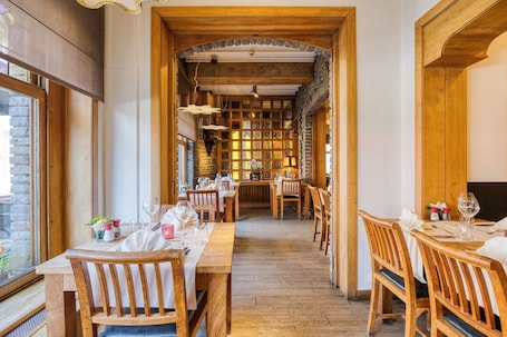 2 restaurantes, se sirve almuerzo