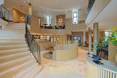 Se sirven almuerzos y cenas, cocina francesa