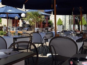 Se sirven almuerzos y cenas, cocina francesa