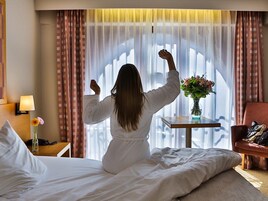 舒适客房 | 高档床上用品、迷你吧、客房内保险箱、办公桌