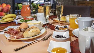 Un desayuno con diversas opciones de comida y bebidas sobre una mesa.