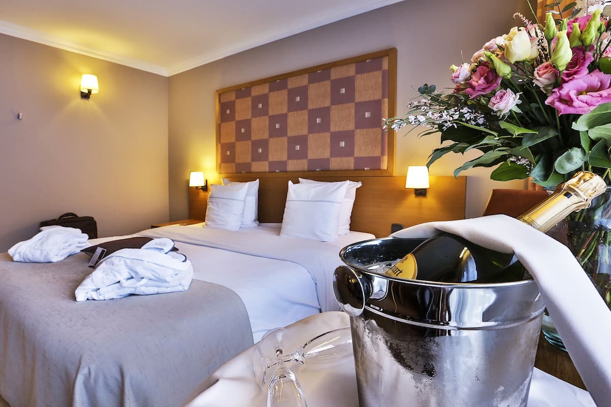 comfort room | 1 bedroom, premium bedding, minibar, in-room safe