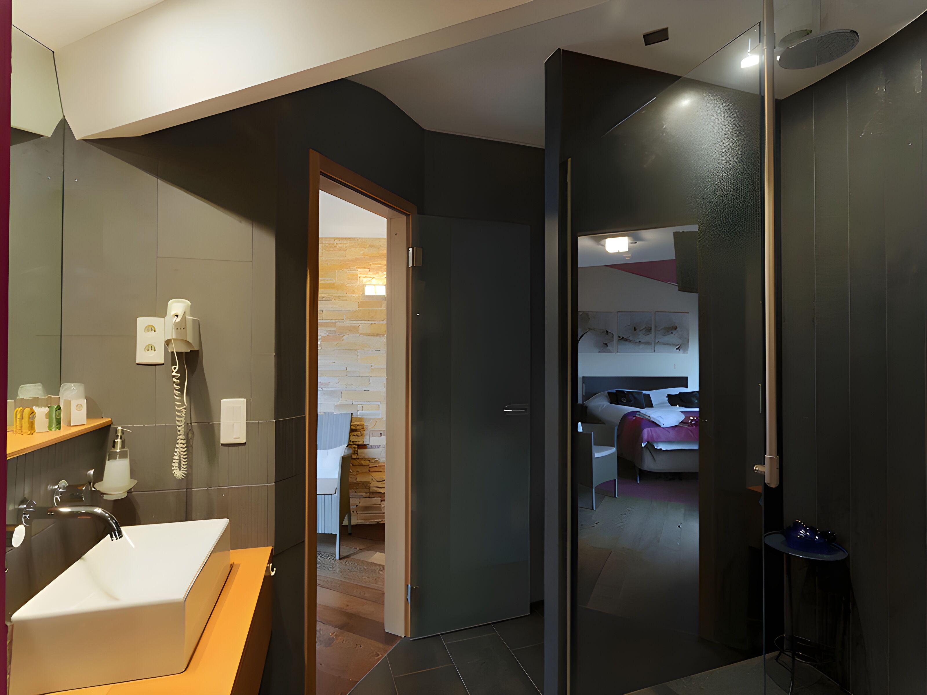 Suite, Terraza | Baño | Amenidades de baño gratuitas, secadora de cabello, toallas 