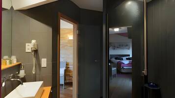 Suite, Terraza | Baño | Amenidades de baño gratuitas, secadora de cabello, toallas