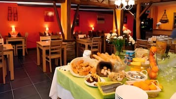 Desayuno buffet diario (EUR 15 por persona)