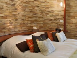 Suite | Caja fuerte, escritorio, wifi gratis y ropa de cama