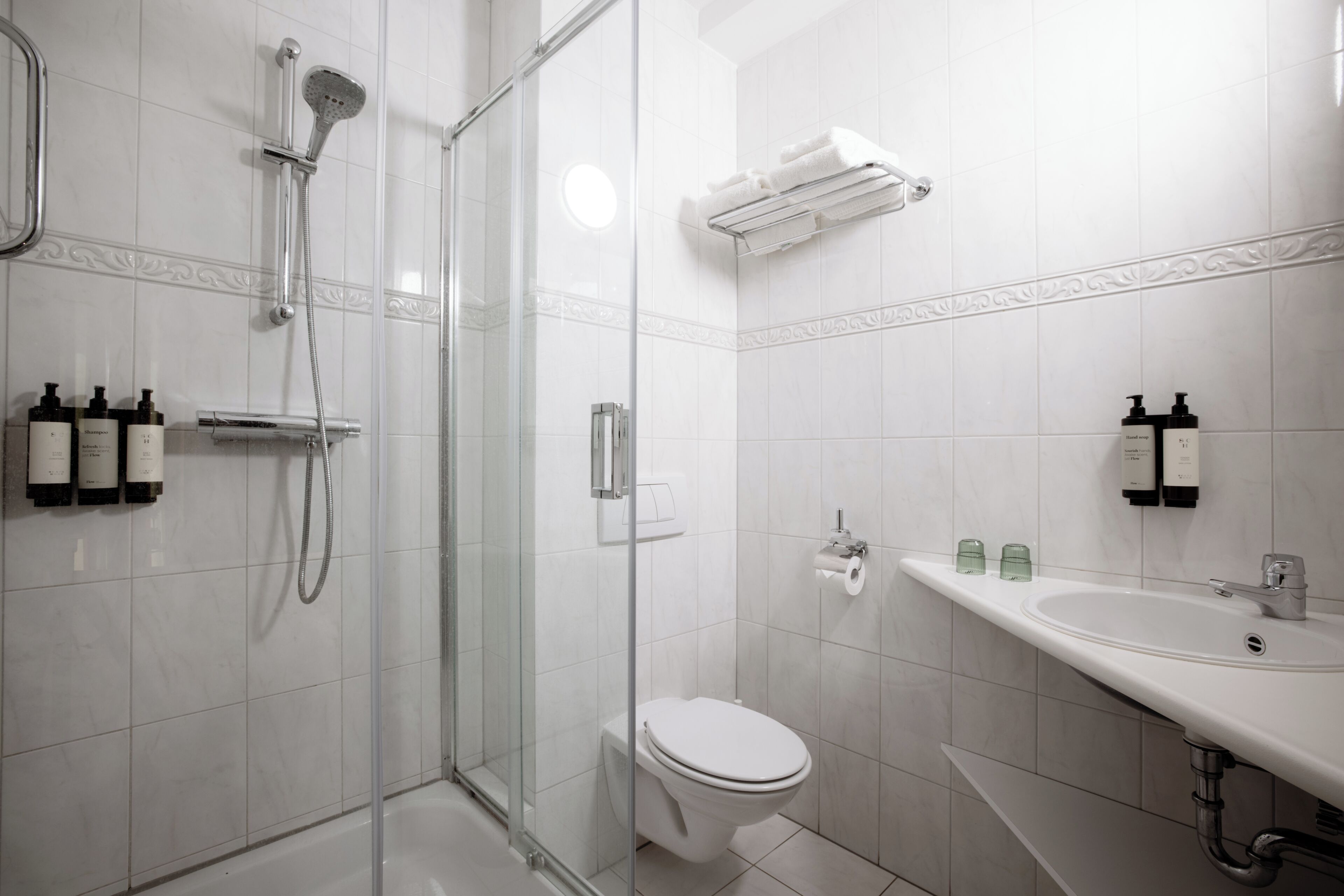 Habitación doble Deluxe, vista al lago, junto al lago | Baño | Amenidades de baño ecológicas, secadora de cabello, toallas, jabón 
