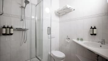 Habitación doble Deluxe, vista al lago, junto al lago | Baño | Amenidades de baño ecológicas, secadora de cabello, toallas, jabón