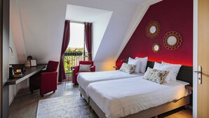 Rideaux occultants, chambres insonorisées, lits bébé (en supplément)